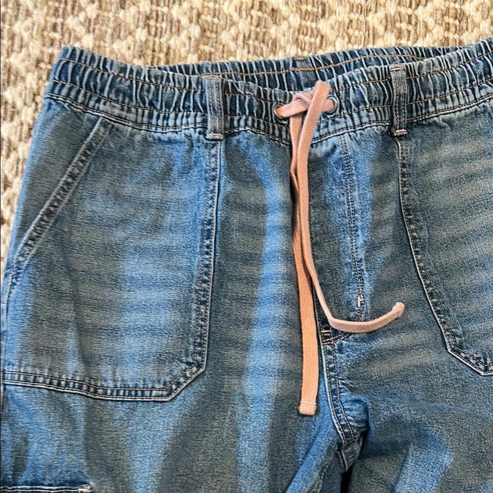 American Eagle Outfitters Blue Cropped Cargo Jeans with Pink Drawstring Accent - Picture 4 of 10